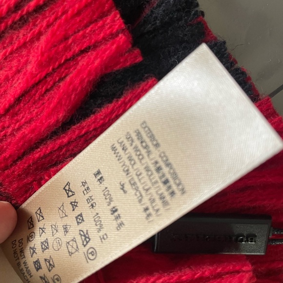 Authentic NWT Burberry scarf - Picture 3 of 7